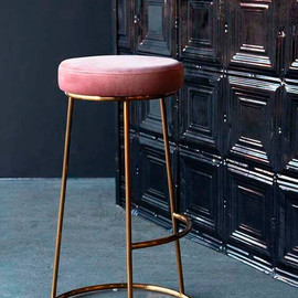 Высокий барный стул с мягкой тканью