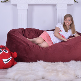 Купить недорого бордовый бескаркасный диван из велюра